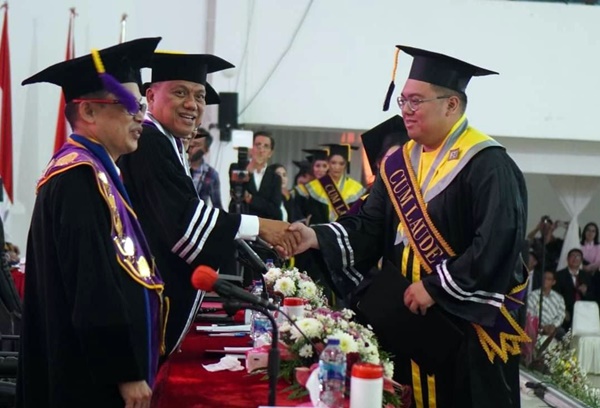 Gubernur Olly Hadiri 954 Wisudawan Unsrat: “Mari Saling Melengkapi Perbedaan Ilmu untuk Bangun Sulut”