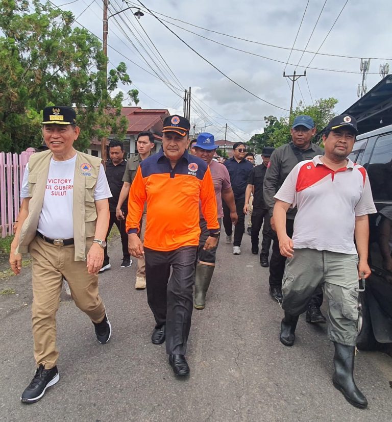 Sisir 5 Lokasi Pengungsian, Sekda Manado Dampingi Wagub Sulut Serahkan Bantuan Korban Bencana