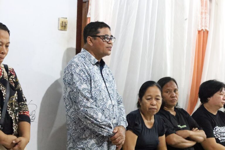 Bentuk Kepedulian Pemerintah, Wakil Bupati Heronimus & Ketua TP-PKK Sitaro melayat ke Rumah Duka Alm. Maxwell Tatontos