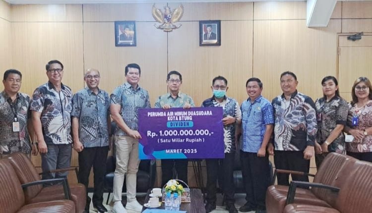 Alfred Salindeho Sukses Bawah Perumda Air Minum Duasudara, Serahkan Dividen 1 M ke Pemkot Bitung