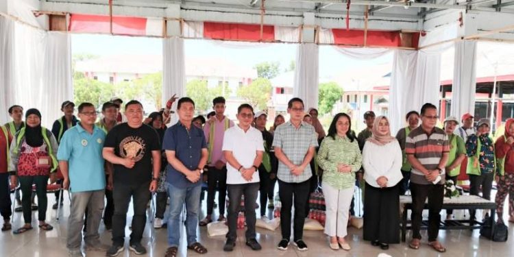 185 Petugas Penyapu Jalan Dapat ‘Kado’ Idul Fitri dari Wali Kota Bitung