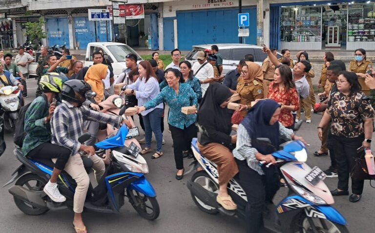 Jalan Bundaran Menara Eiffel Bitung sempat Macet, Ternyata Ketua TP-PKK Berempatik Berbagi Takjil Jelang Buka Puasa