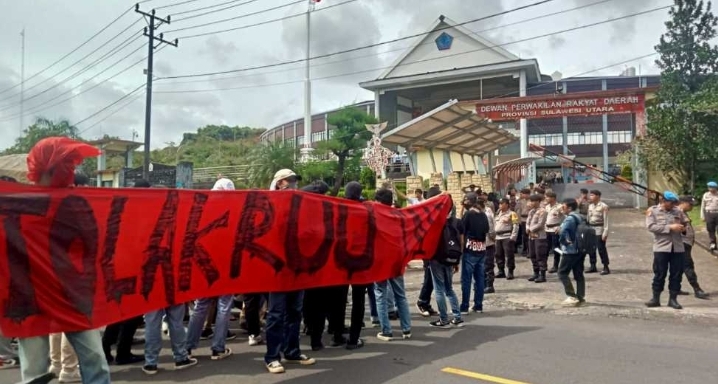 Demo Tolak RUU TNI, Aliansi Mahasiwa Bergerak Rusak Fasilitas  Gedung DPRD Sulut