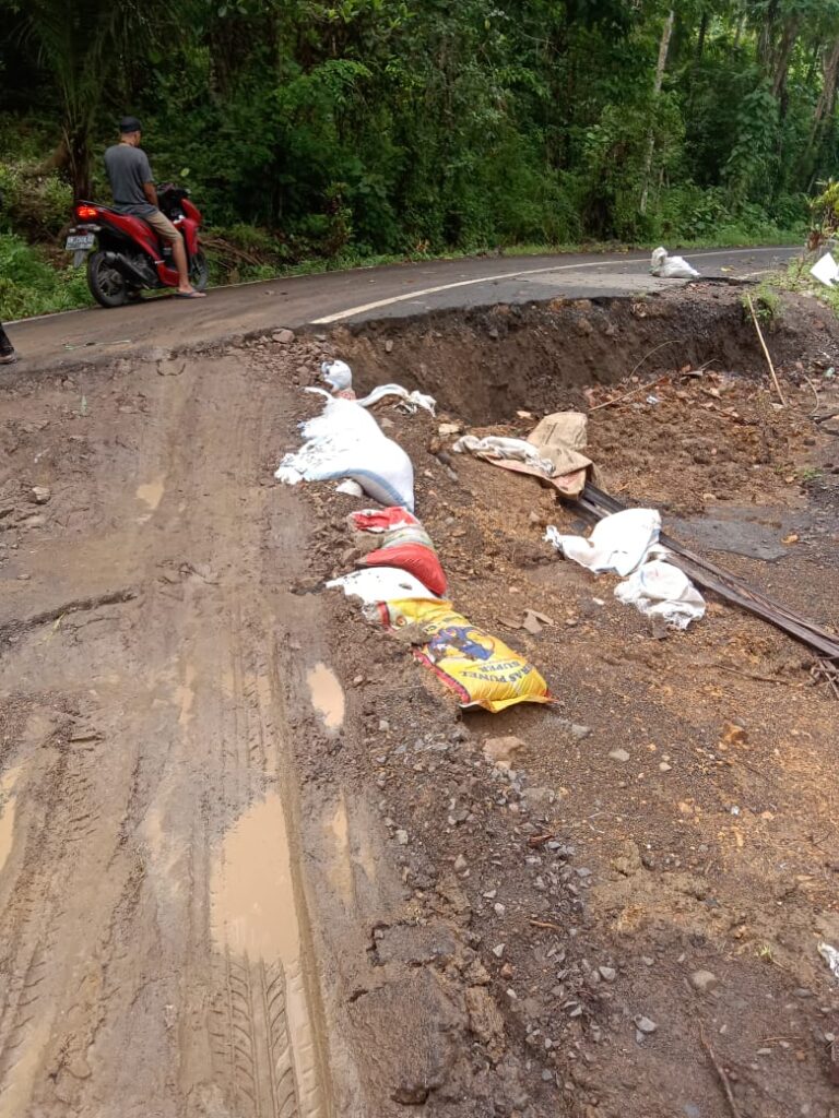 Jalan Penghubung Rusak Parah, Anggota DPRD Dapil 4 Terkesan ‘Duduk Manis’