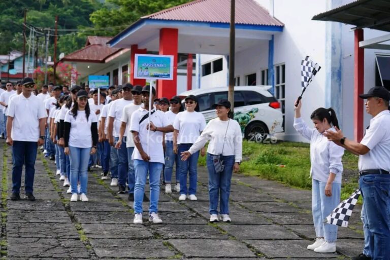Chyntia Kalangit Angkat Bendera Start Defile di HUT Ke-18 Sitaro