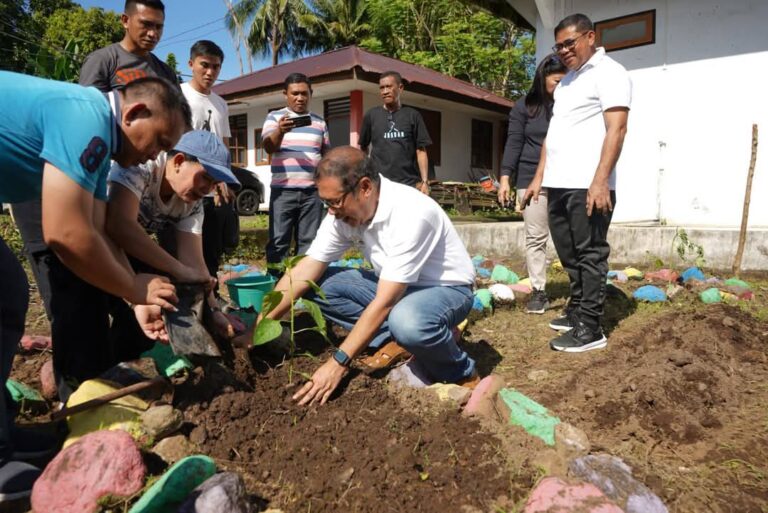 Wakil Bupati Sitaro Pantau Langsung Gerakan ASN Menanam