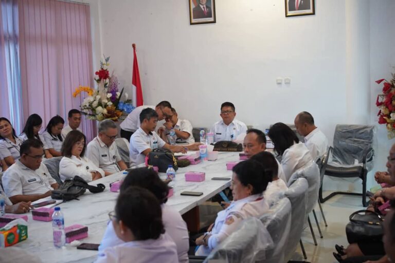 Sekda Denny Kondoj Pimpin Rapat Pencanangan Zona Integritas