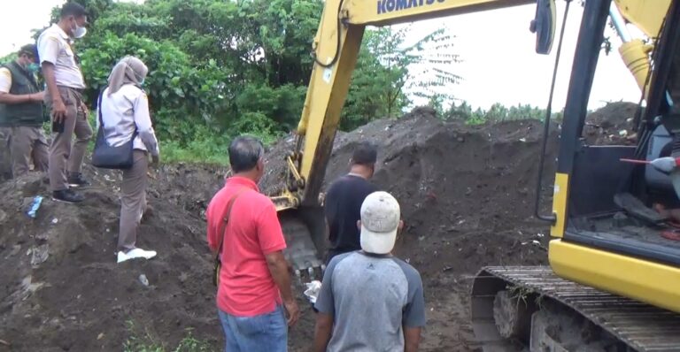 Puluhan Ton Daging Ayam Busuk Dimusnahkan, Perusahaan Rugi Ratusan Juta