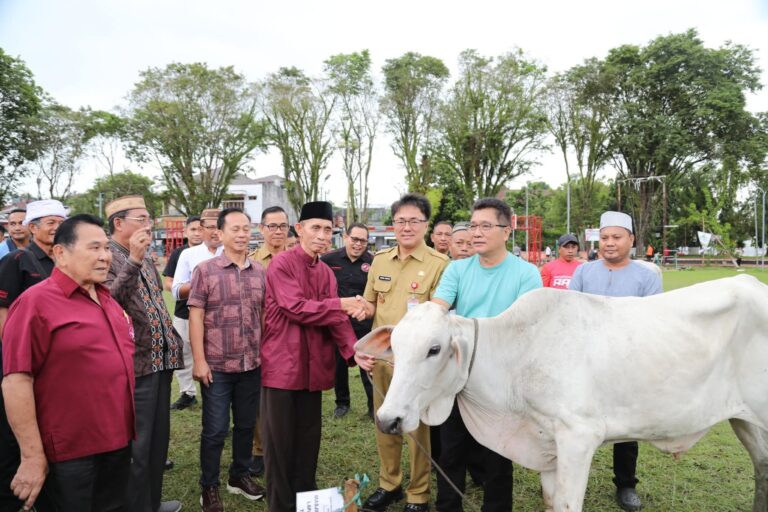 Serahkan Hewan Kurban Idul Adha 1446 H, Wali Kota AA Ajak Terus Tingkatkan Toleransi Antar Umat Beragama