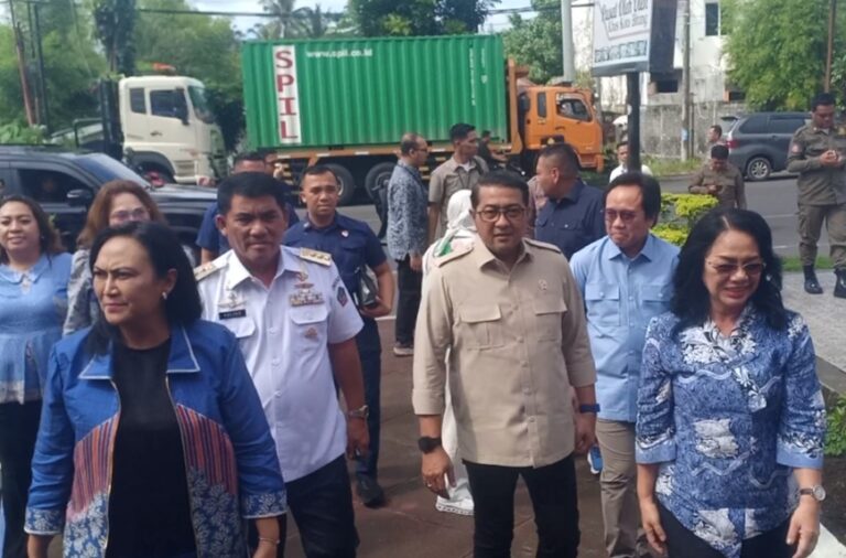 Kunjungi Galeri Dekranasda Kota Bitung, Menteri Ekraf Komitmen Mendukung Penguatan Pelaku UMKM