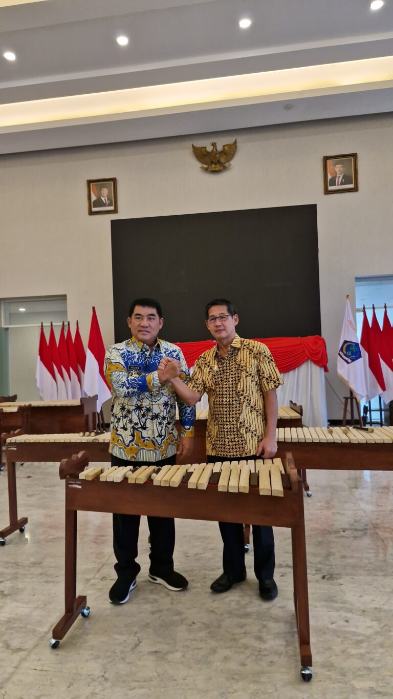 Dalam Upaya Pelestarian Budaya Daerah, Bitung Daerah Pertama Menerima Penyerahan Alat Musik Kolintang dari Gubernur Sulut