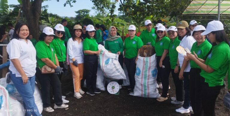 Peringati Hari Lingkungan Hidup Sedunia, DLH dan TP. PKK Kota Bitung Gelar Bersih Sampah Plastik di Pantai Wangurer.