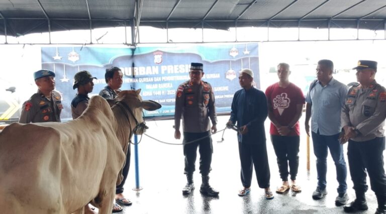 Kapolres Bersama Personel Polres Sangihe Qurban Sapi dan Kambing