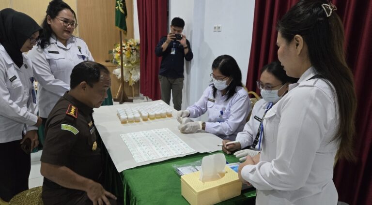 Kajari Bitung bersama Jajaran, Mendadak Jalani Tes Urine