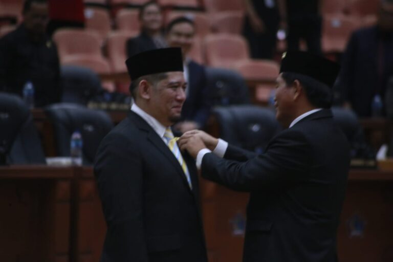 Dilantik Ketua Dewan, Raski Mokodompit Resmi Anggota DPRD Sulut