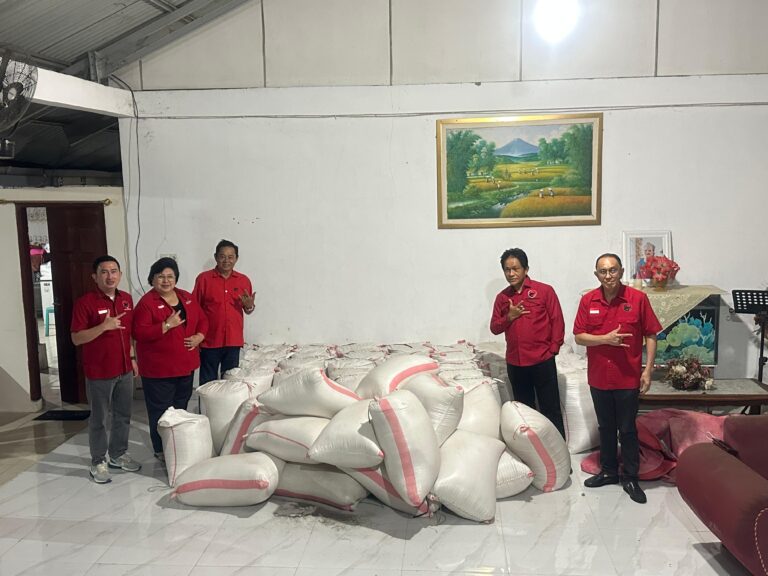 Gotong Royong, Fraksi PDI Perjuangan Beli 3 Ton Beras dari Petani Lokal dan Bagikan kepada Masyarakat