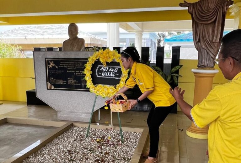 HUT Golkar Ke-61, Pengurus DPD II Kota Bitung Ziarah ke Makam Mantan Ketua Golkar