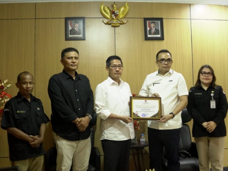 Sukses Gelar Pilkada, KPU Berikan Penghargaan Kepada Pemkot Bitung