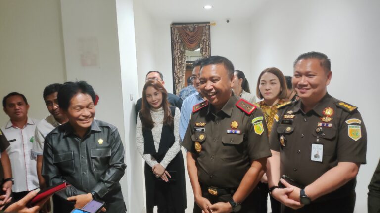 Dilantik  Kajati Sulut, Jacob Hendrik Pattipeilohy Kunker  Ke DPRD Sulut