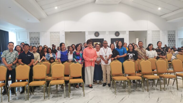 Felly Runtuwene Sosialisasi Peluang Kerja Luar Negeri dan Migrasi Aman Kepada Ratusan Warga Kota Manado