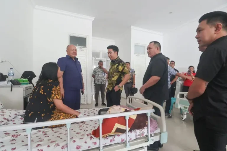 Kunjungan Pimpinan Pemerintah Daerah dan DPRD Sangihe di RS Liun Kendaghe