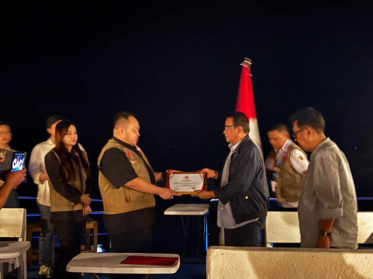 Diatas Kapal Pesiar KM Excellent, Risat Sanger dan Pengurus F-PDR Sulut Resmi Dilantik Ketum Marsekal TNI (Purn) H. Agus Supriatna