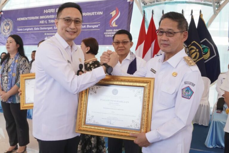 Hadiri Peringatan Hari Bakti Kemenimipas ke 1, Wali Kota Bitung Terima Penghargaan Dalam Kontribusi Penanganan PFD