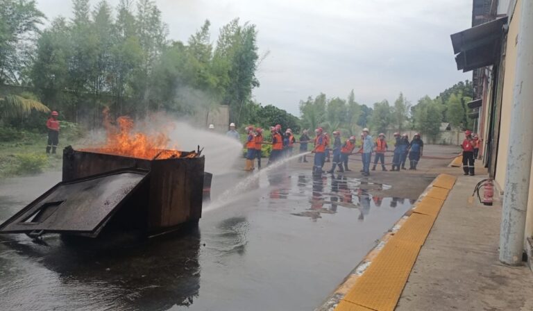 PT Agro Makmur Raya Gandeng CV Dvincen Jaya Gelar Pelatihan Dasar Pemadam Kebakaran