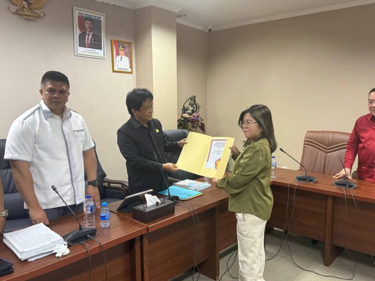 Gracia Oroh Dipercayakan  Fraksi Gerindra Serahkan Pemandangan Umum Terhadap Ranperda RTRW