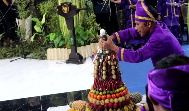 Kemeriahan Upacara Adat Tulude