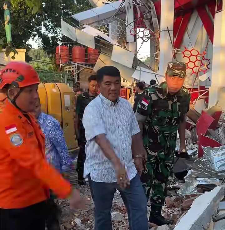 Gubernur YSK Tinjau Langsung Kerusakan Gedung Hall B KONI Pasca Gempa: “Saya Prihatin Kondisi Bangunan Ini”
